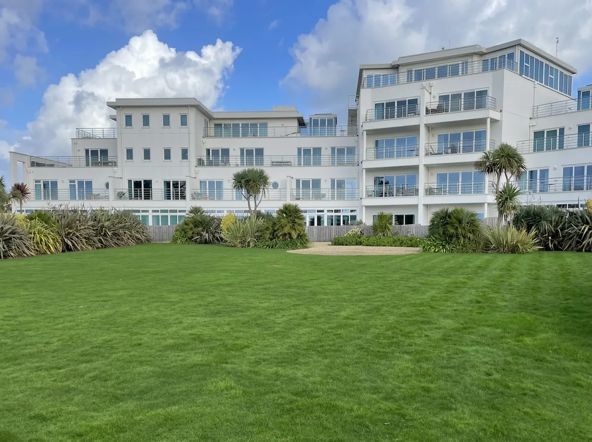 Coastal Cornish holiday cottage with a tidy lawn